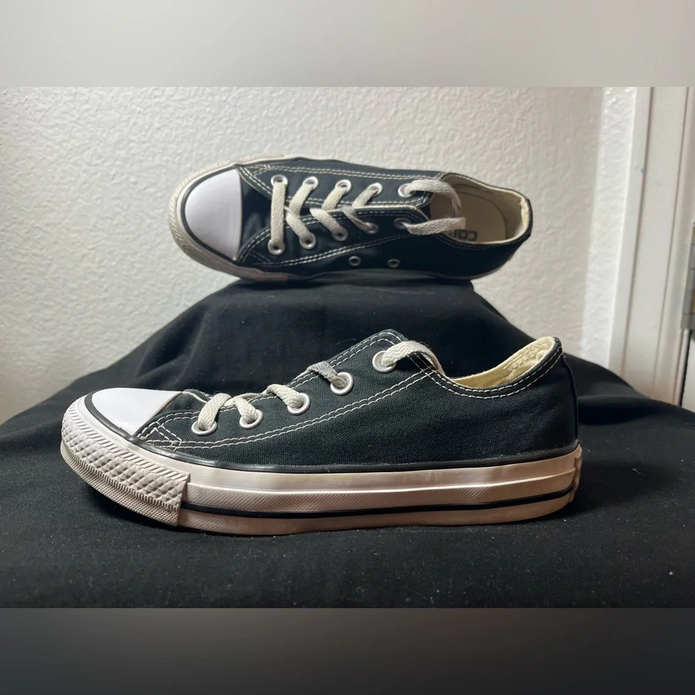 Converse Low Tops Shoes - Black & White - Women’s Size 6 & Men’s Size 4 - Picture 1 of 12